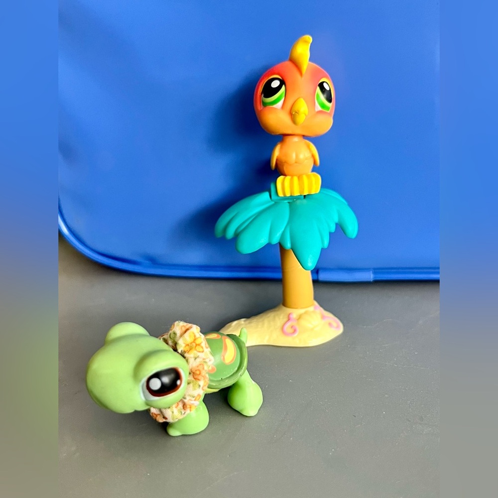 2006 LPS Turtle #119, Cockatoo #120 includes a lei accessory and palm tree